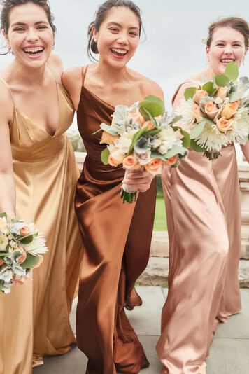 Vestido de dama con escote asim&eacute;trico y abertura en pierna, CANELA, hi-res image number null