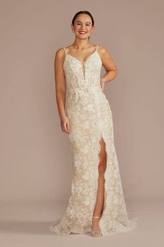 Vestido de novia recto de encaje con escote ilusión