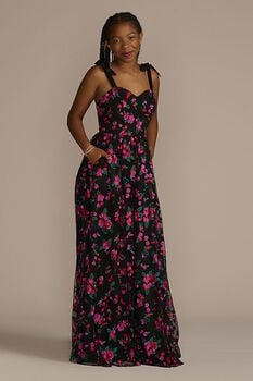 Vestido largo de tul con aplicaciones florales de encaje bordado y tirantes ajustables