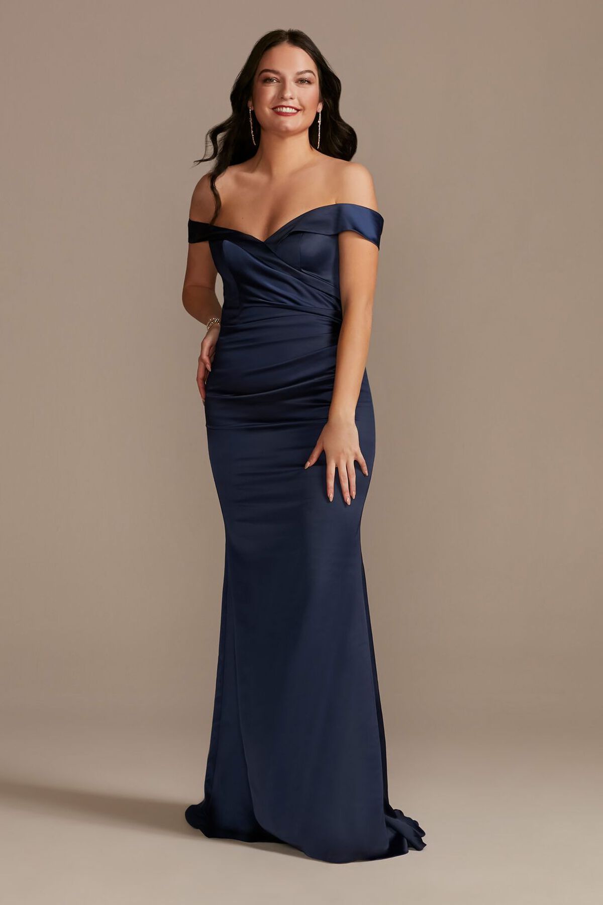 Vestido de dama sirena en sat&iacute;n con hombros ca&iacute;dos, MARINO, hi-res