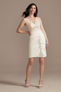Vestido de novia corto con escote ilusión en V y aplicación de encaje
