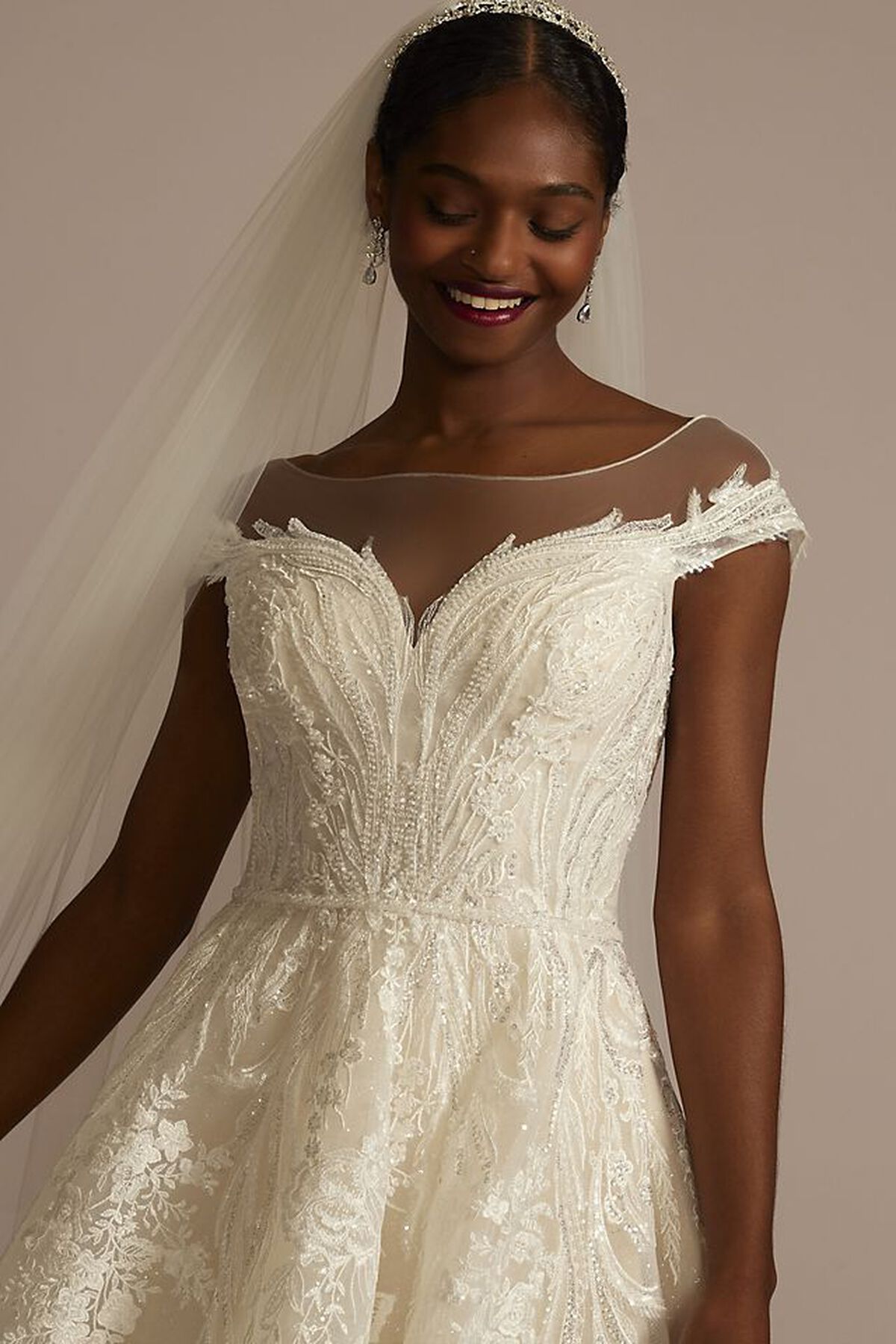 Vestido de novia princesa con escote ilus&iacute;on y detalles de pedrer&iacute;a, MARFIL CH, hi-res