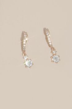 Aretes colgantes con incrustaciones de cristales