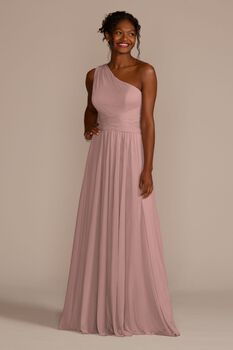 Vestido de dama con escote asimétrico y plisado en cintura