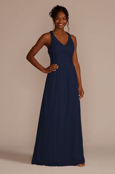 Vestido de dama con escote cruzado en espalda y plisado en cintura