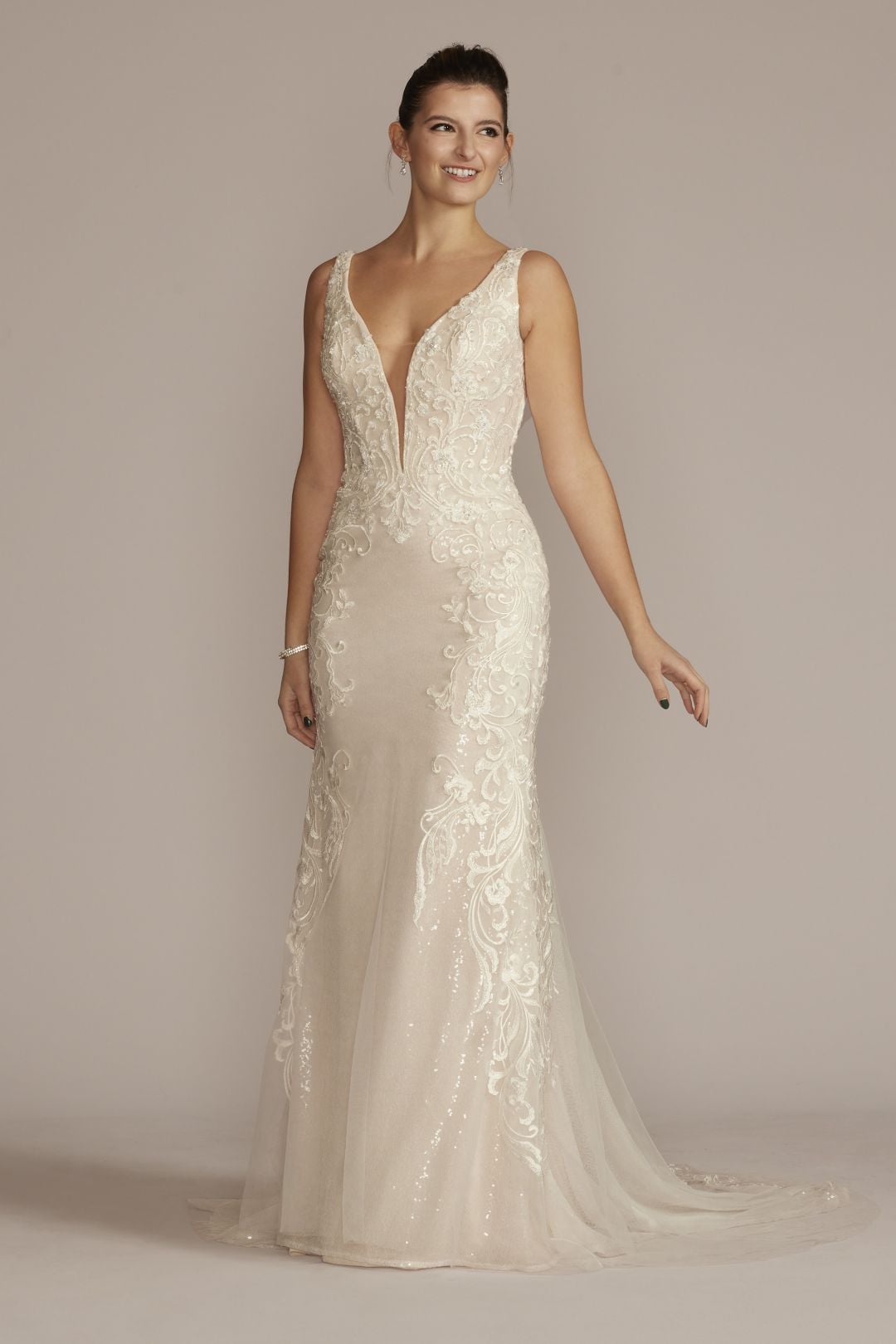 Vestido de novia recto escote profundo con aplicaciones 3D