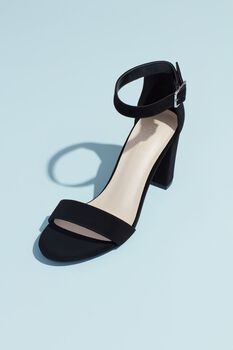 Zapatilla de novia de tacón ancho con pulsera