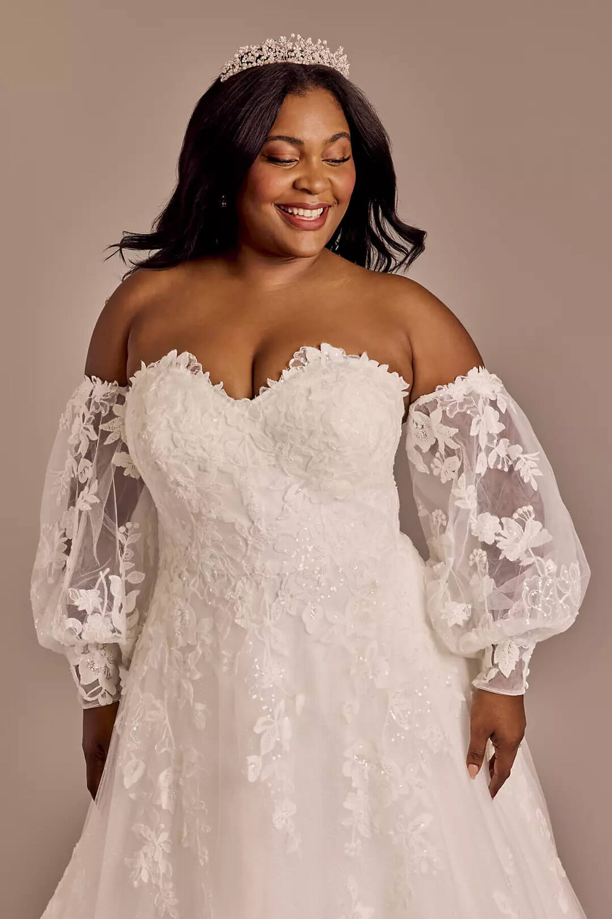 Vestido de novia con aplicaciones de encaje y mangas abullonadas, BLANCO SUAVE, hi-res