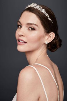 Tiara con diseño floral, incrustaciones de perla y cristales