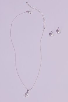 Set de aretes y collar en forma de almendra