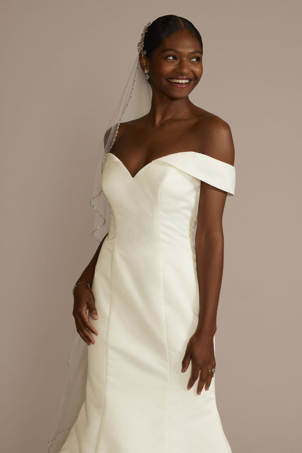 Vestido de novia sirena en sat&iacute;n con hombros ca&iacute;dos, MARFIL, hi-res
