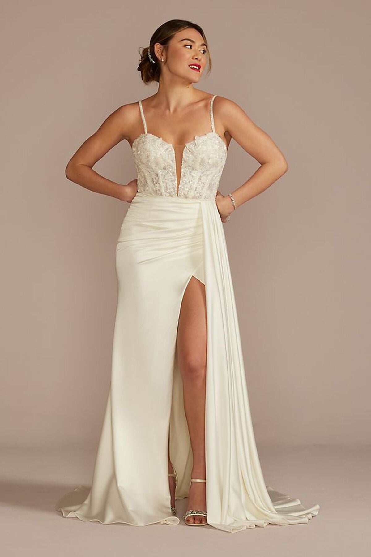 Vestido de novia recto con escote ilusi&oacute;n y falda plisada, MARFIL, hi-res