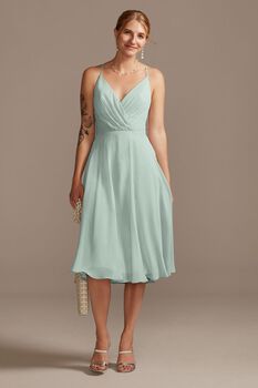 Vestido de dama corto con escote en V y tirantes cruzados en espalda