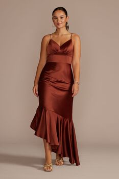 Vestido midi asimétrico con olanes en ruedo