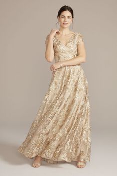 Vestido largo con manga corta y aplicaciones bordadas de encaje