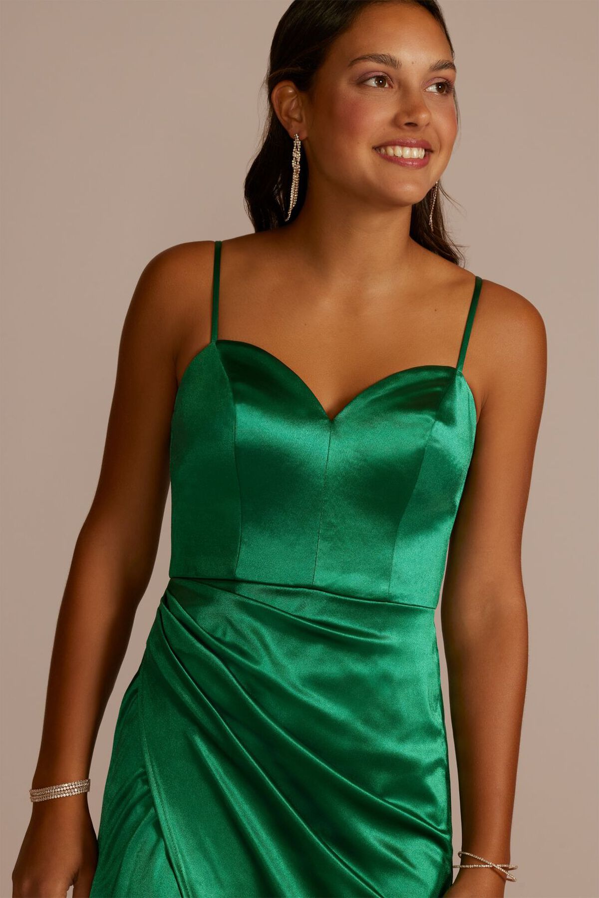 Vestido largo satinado con escote coraz&oacute;n y abertura en pierna, ESMERALDA, hi-res