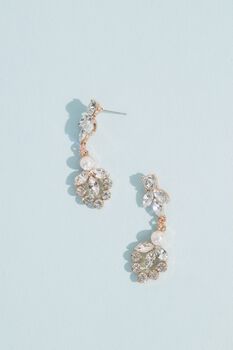 Aretes colgantes con hojas de cristales y perlas