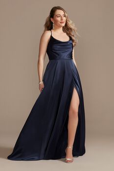 Vestido de dama satinado con tirantes y abertura en pierna