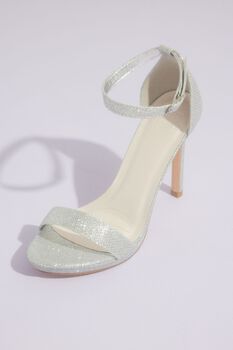 Tacones de aguja con con correa en el tobillo