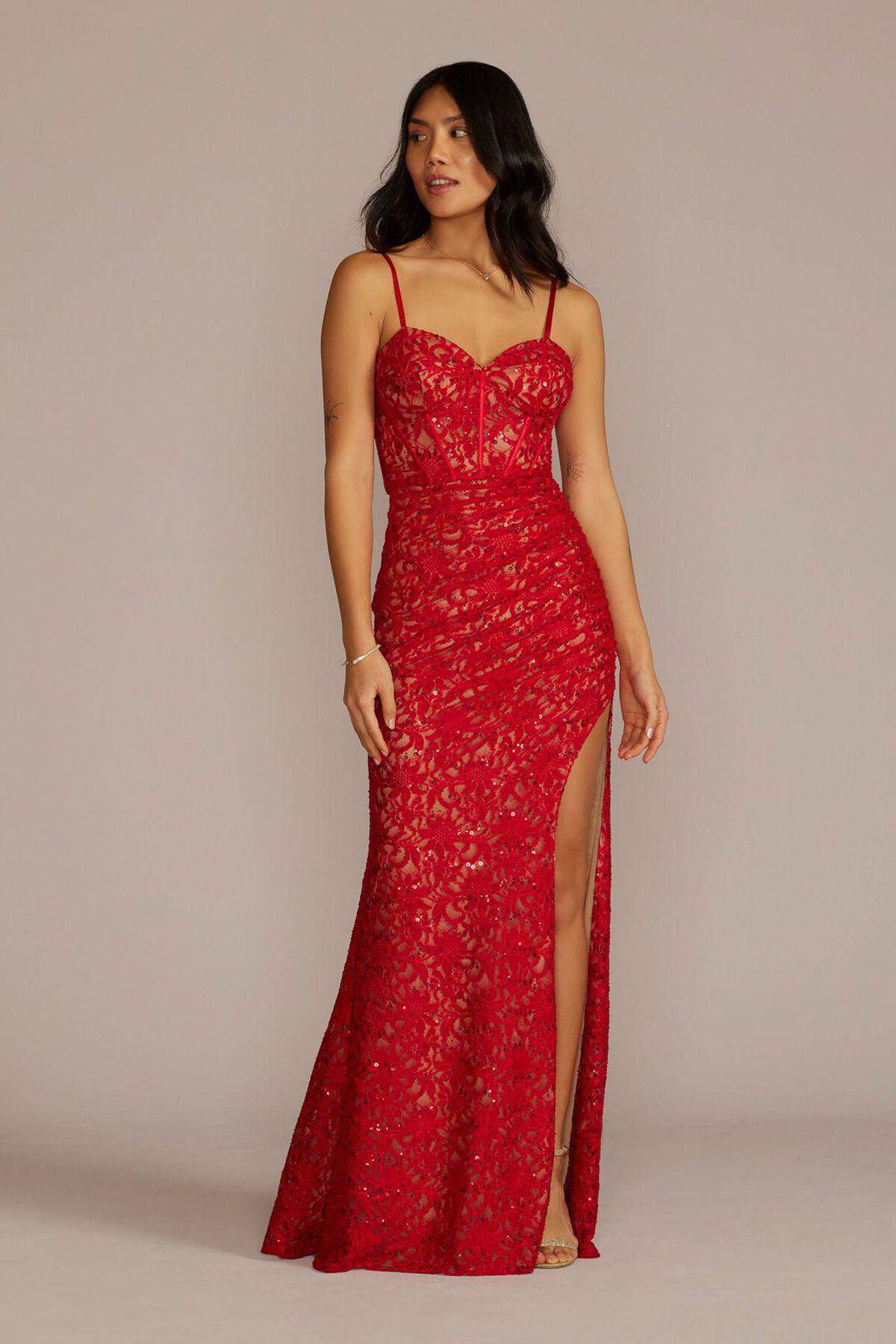 Vestido largo de encaje con corset escote coraz&oacute;n y abertura en pierna, RUB&Iacute;, hi-res