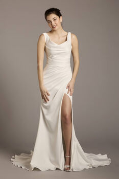Vestido de novia con escote V y abertura en pierna
