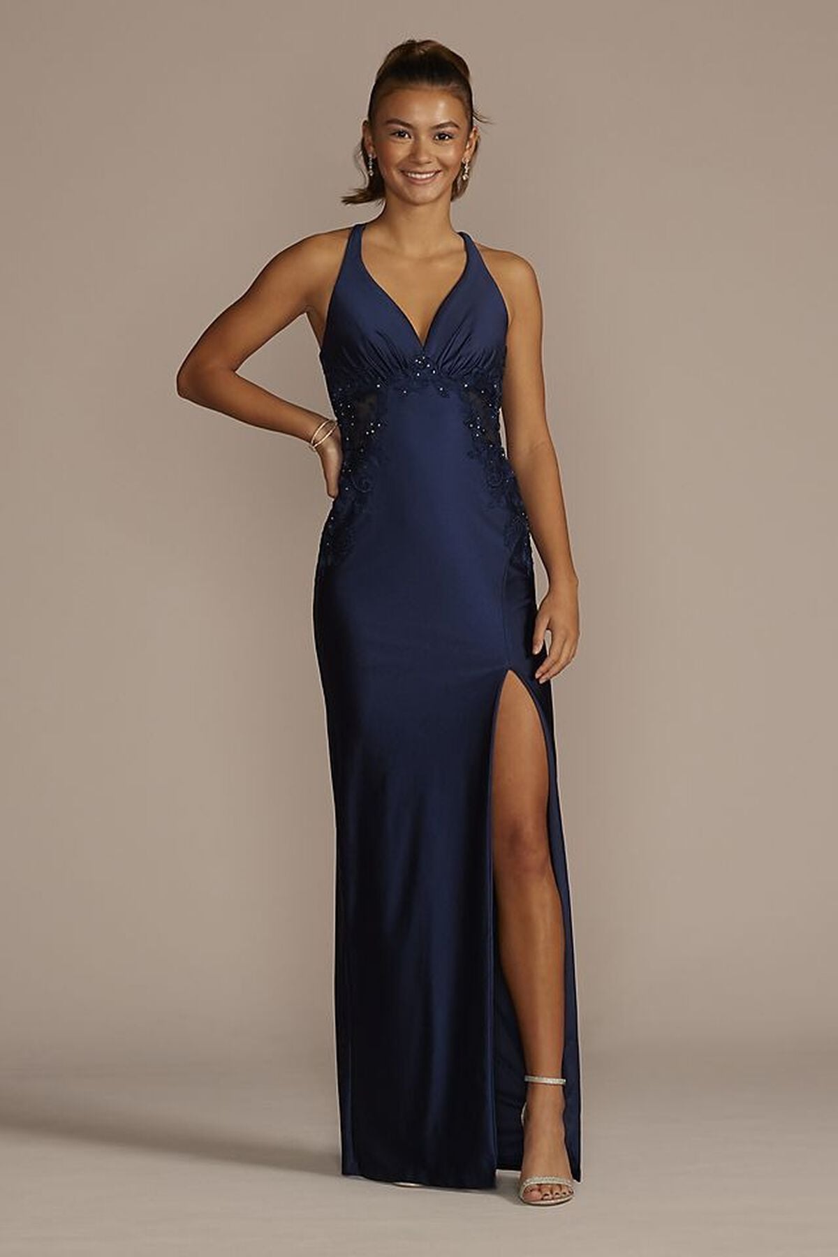 Vestido largo satinado con aplicaciones bordadas y transparencia en cintura, MARINO, hi-res
