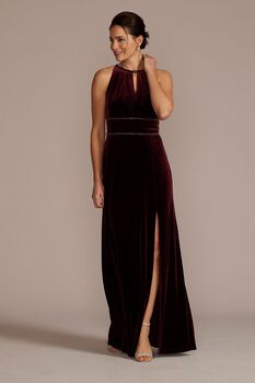 Vestido largo de terciopelo con escote halter y abertura en la pierna