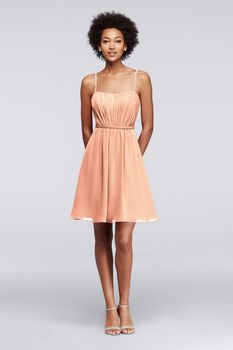 Vestido de dama corto con tirantes de pedrería