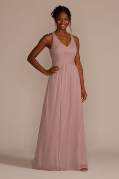 Vestido de dama con escote cruzado en espalda y plisado en cintura