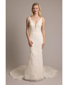 Vestido de novia con escote pronunciado y aplicaciones