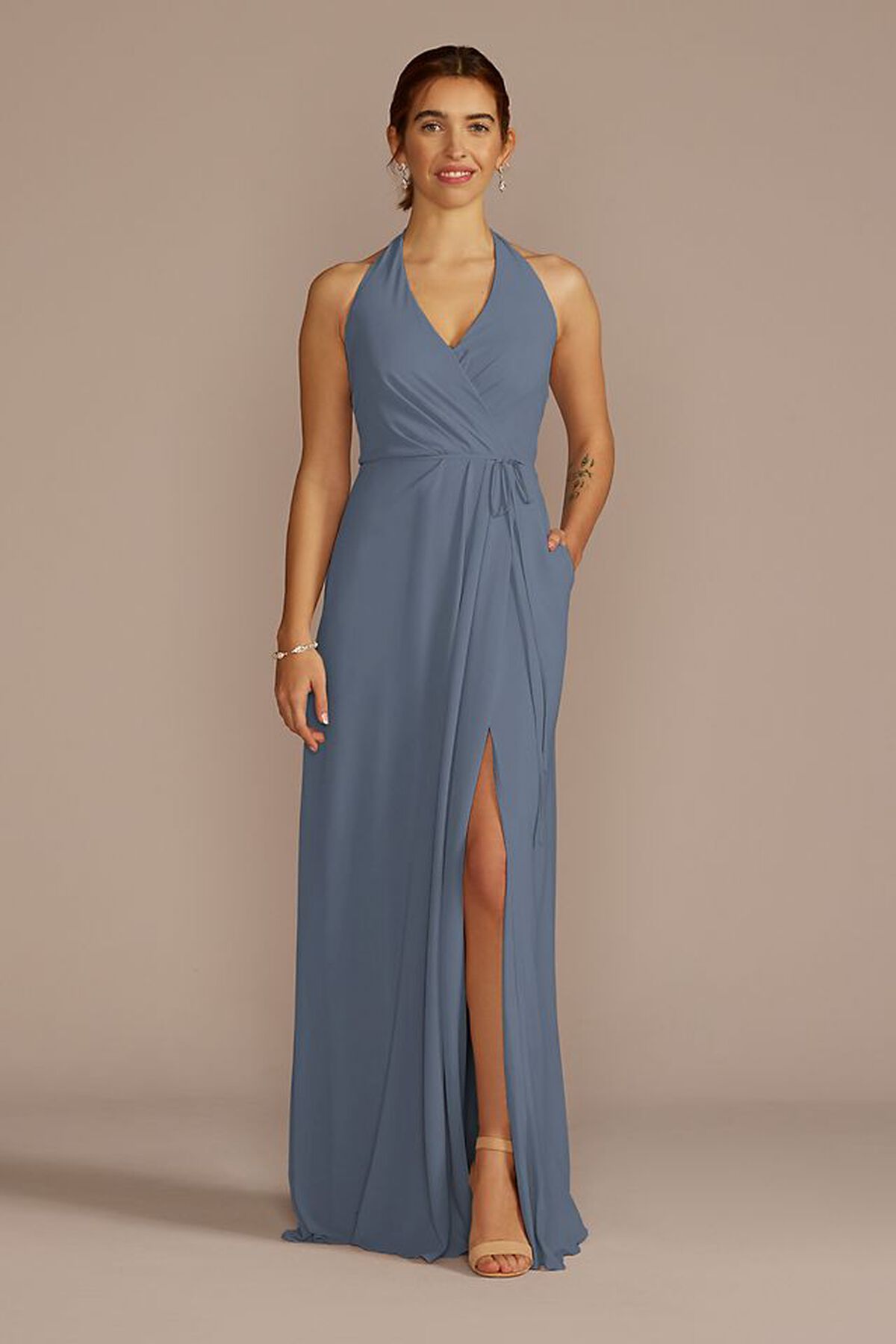 Vestido de dama de chif&oacute;n con escote halter y abertura en pierna 8002361, AZUL FRANC&Eacute;S, hi-res