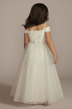 Vestido de primera comunión con mangas al hombro y aplicaciones florales