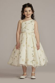 Vestido de primera comunión con escote asimétrico y aplicaciones florales en 3D