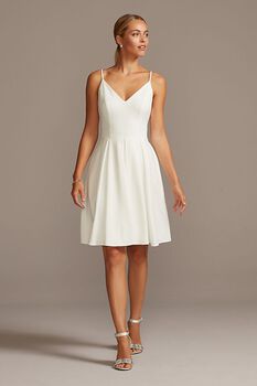 Vestido de novia corto con escote en V y tirantes finos