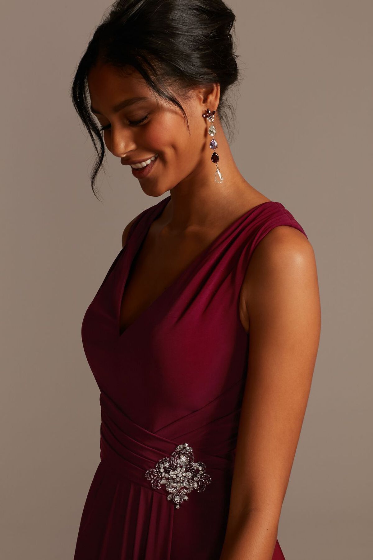 Vestido largo de escote en V con aplicaci&oacute;n de pedrer&iacute;a en cintura, VINO, hi-res