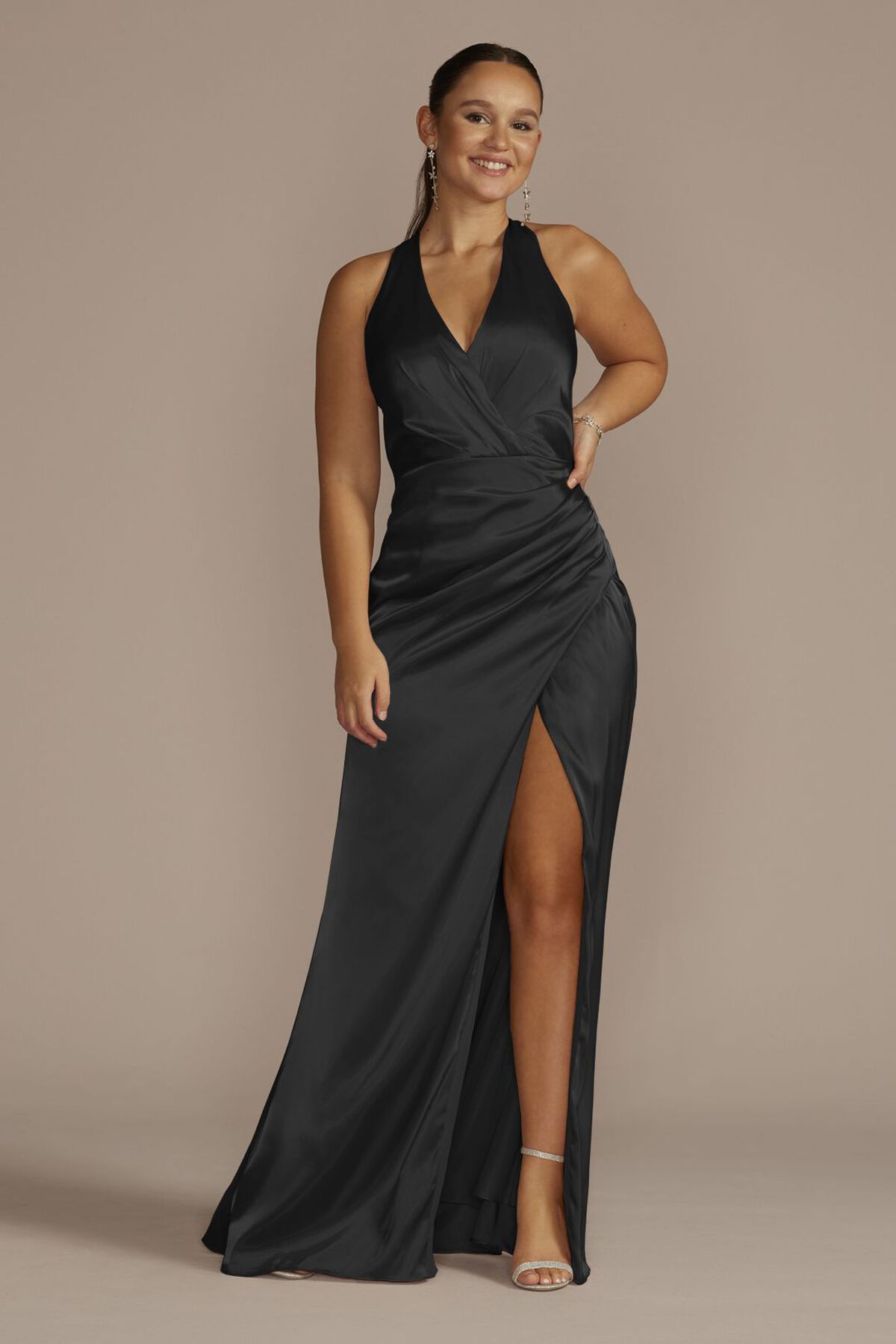 Vestido de dama con escote halter y escote en espalda, NEGRO, hi-res