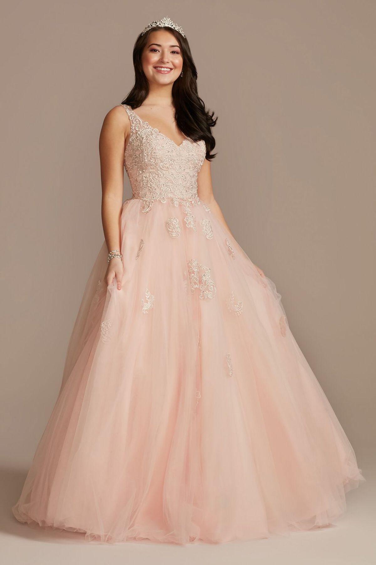Vestido de quincea&ntilde;era rosa con aplicaciones de encaje brillante, PETALO, hi-res