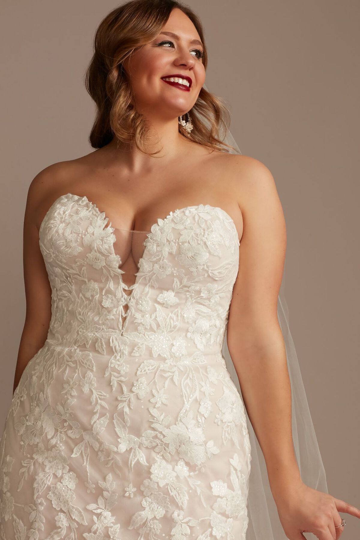 Vestido de novia sirena con escote coraz&oacute;n y aplicaciones de encaje, MARFIL/CASHMERE, hi-res