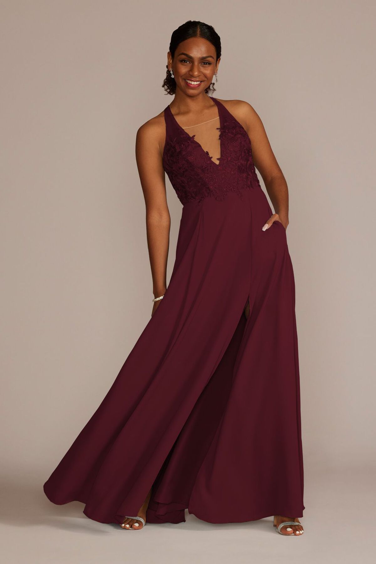 Vestido de dama con escote halter y aplicaciones de encaje, VINO, hi-res