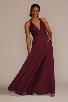Vestido de dama con escote halter y aplicaciones de encaje