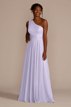 Vestido de dama con escote asimétrico y plisado en cintura