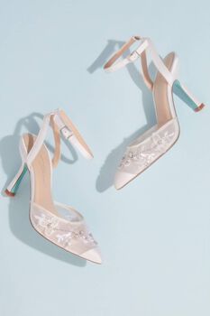 Zapatilla de novia con transparencia de encaje