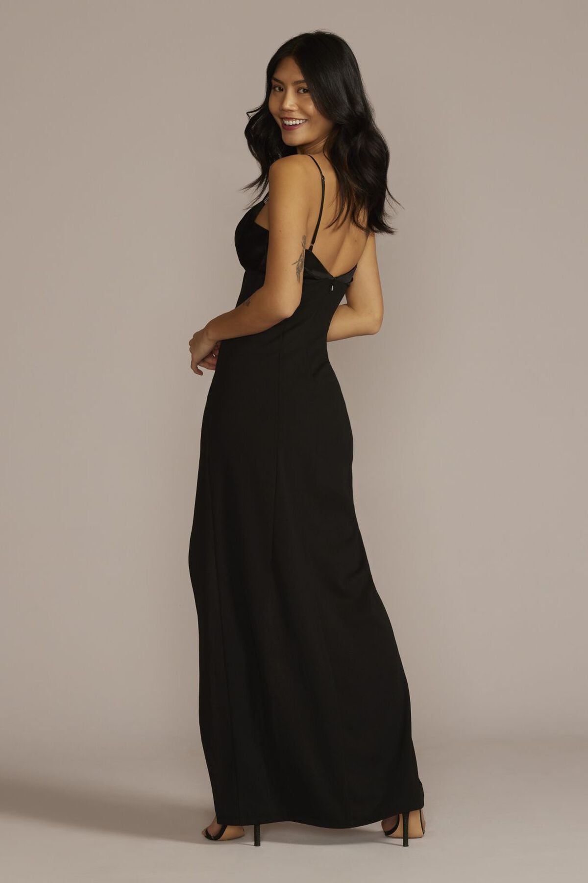 Vestido largo de crep&eacute; y sat&iacute;n con abertura en pierna, NEGRO, hi-res
