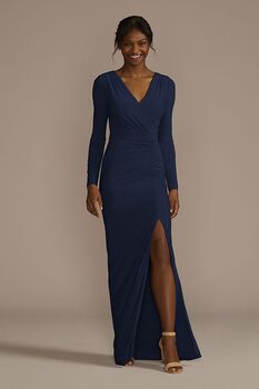 Vestido de dama con manga larga y abertura en pierna