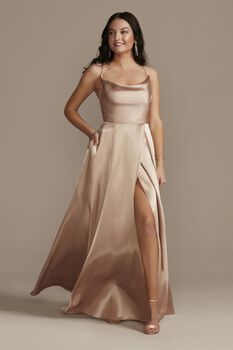Vestido de dama satinado con tirantes y abertura en pierna