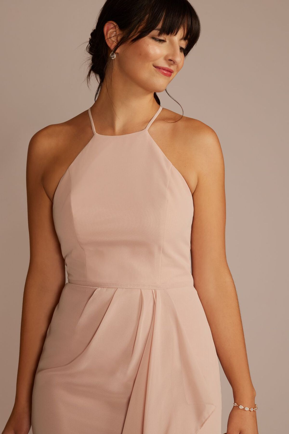 Vestido de dama con escote halter con tirantes y falda tipo cascada, CHIANTI, hi-res