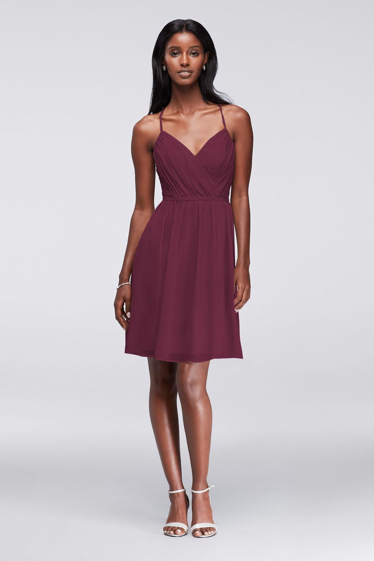 Vestido de dama corto con espalda de tirantes y plisado en torso, VINO, hi-res