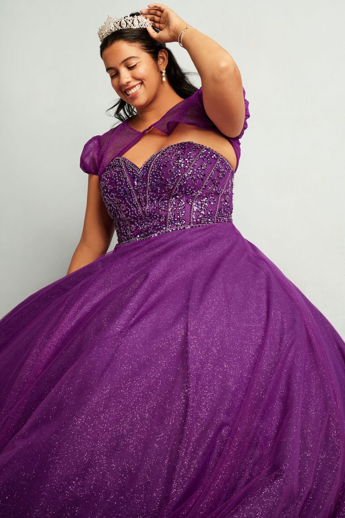 Vestido de quincea&ntilde;era con escote asim&eacute;trico y aplicaciones florales en 3D, MORADO, hi-res
