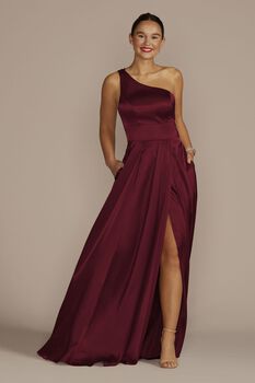 Vestido de dama escote asimétrico y abertura en pierna