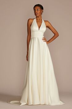 Vestido de novia princesa de satín mate y escote halter